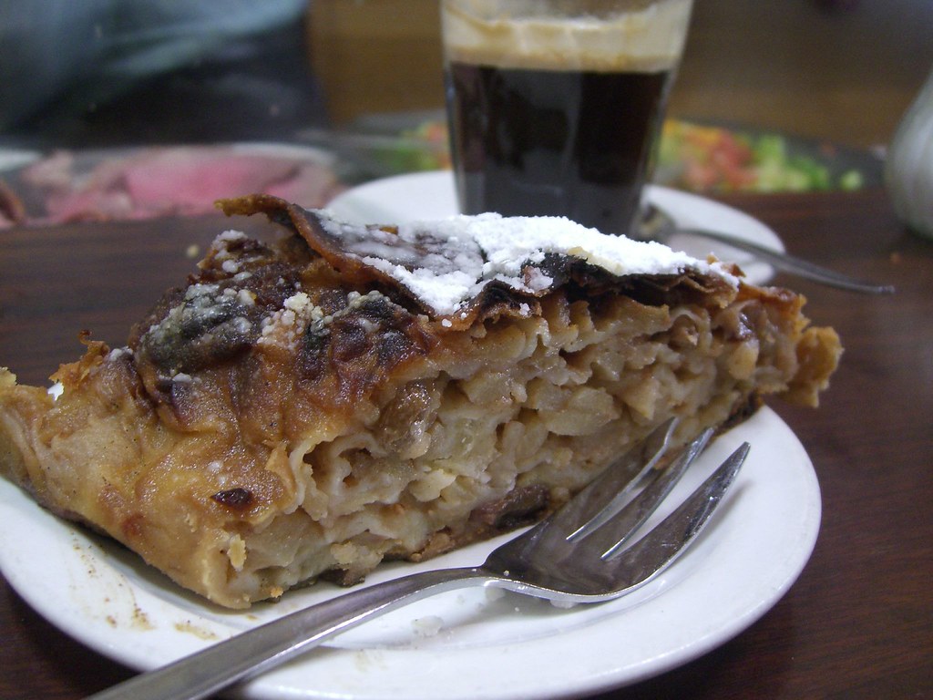 “Starovensky” apple strudel