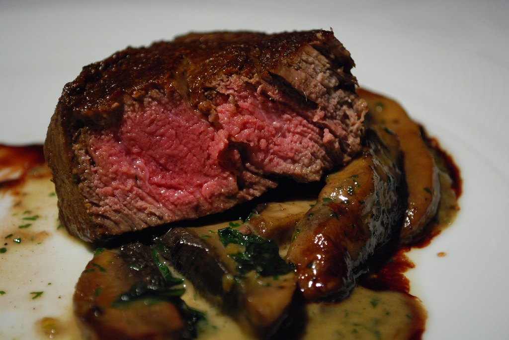 Beef tenderloin steak with cranberry-ginger sauce (per 100 g)