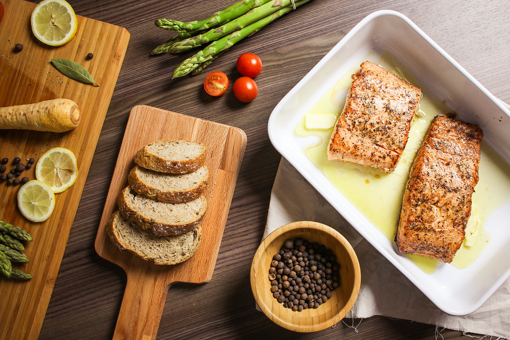 Salmon steak with creamy caviar sauce (per 100 g)